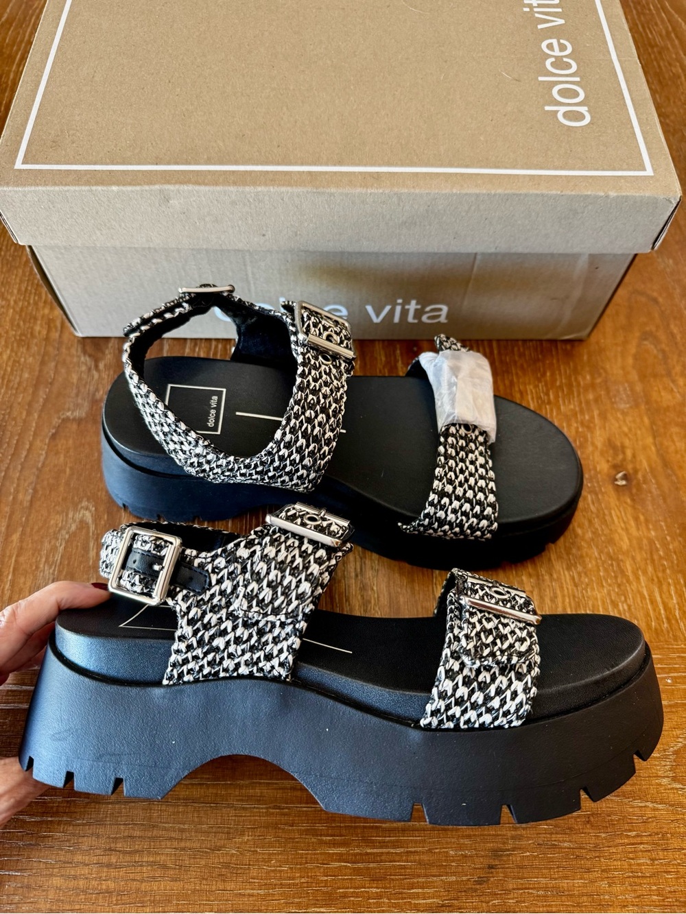 NIB Dolce Vita Palda b&w raffia sandal 8 - Picture 3 of 14